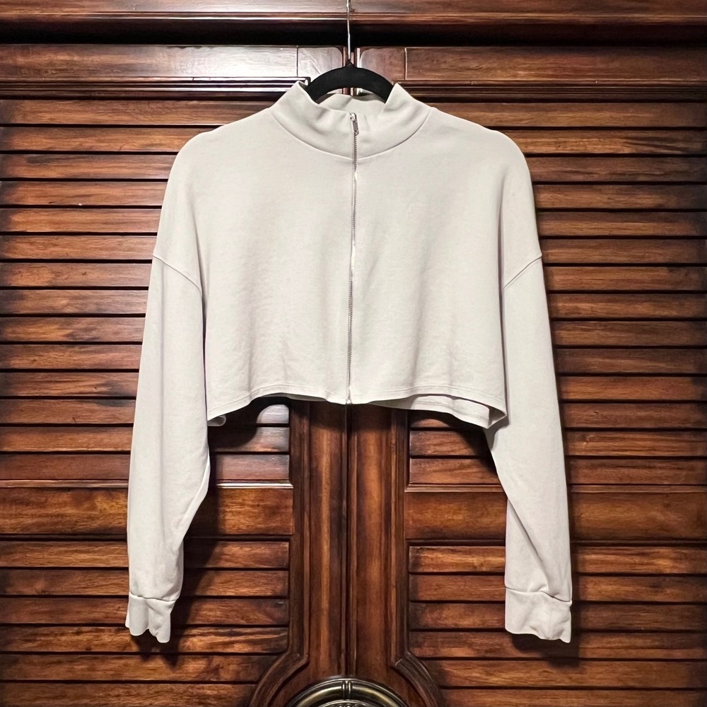 Zara Cropped Full Zip Long Sleeve Mock Neck Light Grey Taupe Top
Size Medium